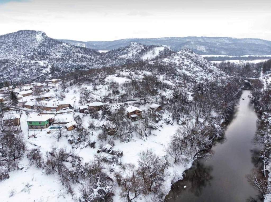 Къща Край Реката/ House By The River Vetrintsi 외부 사진